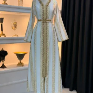 قفطان مغربي ملكي بخامة حرير ساتان وتطريز ذهبي فاخر