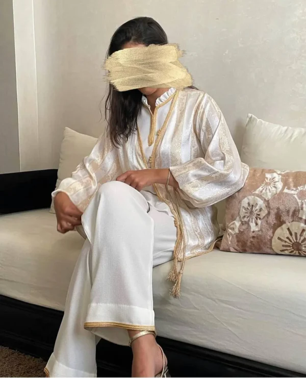 طقم مناسبات فاخر بتطريز ذهبي وتصميم أنيق شرقي