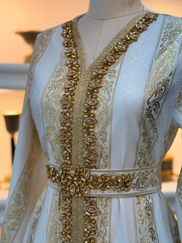 ⁦قفطان مغربي ملكي بخامة حرير ساتان وتطريز ذهبي فاخر⁩ - الصورة ⁦3⁩