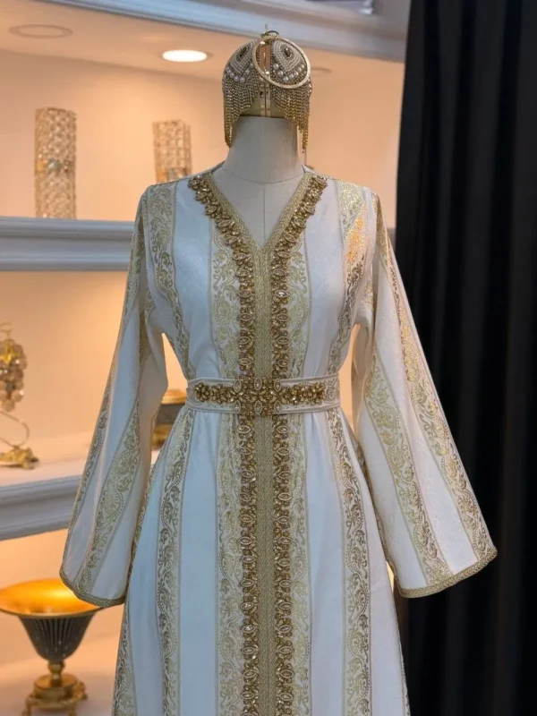 ⁦قفطان مغربي ملكي بخامة حرير ساتان وتطريز ذهبي فاخر⁩ - الصورة ⁦2⁩