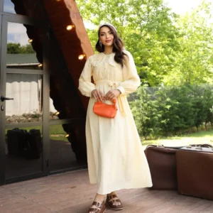 فستان بياقة مزخرفة وتصميم كلاسيكي أنيق