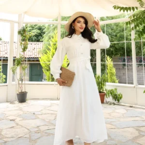 فستان انثوي بحزام وتفاصيل ناعمة