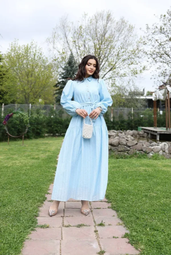 ⁦فستان بياقة مزخرفة وتصميم كلاسيكي أنيق⁩ - الصورة ⁦5⁩